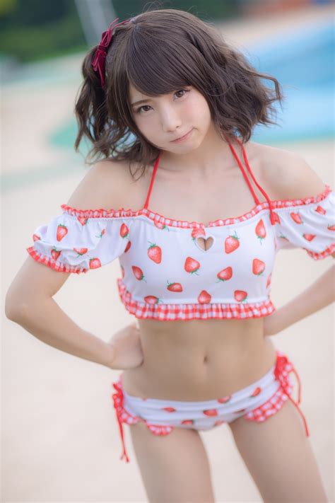 enako #enako #えなこ #enakorin #cosplayer #腰に手 #japanese girl #cute #水着 #イチゴ #navel quantanp @quantanp