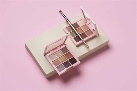 Free Photo | View of eyeshadow palette with brush applicator