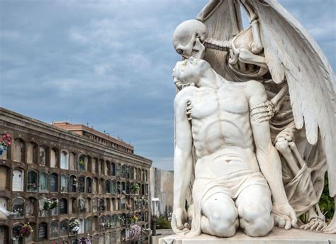 'El beso de la muerte': la escultura más triste y aterradora de Barcelona