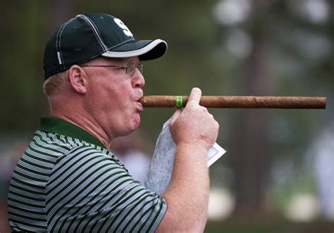 G1 - Americano fuma charuto gigante durante treino de golfistas ...