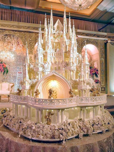 Huge Wedding Cakes, Castle Wedding Cake, Extravagant Wedding Cakes ...