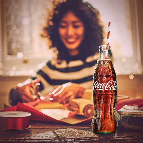 ¡Los Ayudantes de la Navidad se merecen un sorbo de #CocaCola por cada regalo envuelto! 🎁 ...