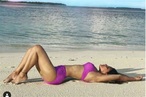 Hina Khan Turns Beachy Baby, Flaunts Her Curves in Gorgeous Purple Bikini at Maldives