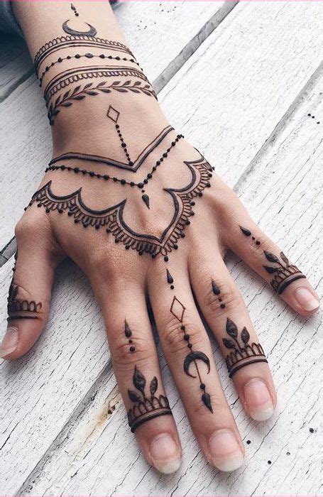 25 Finger Tattoos That Will Never Go Out of Style | Henna tattoo designs simple, Henna tattoo ...