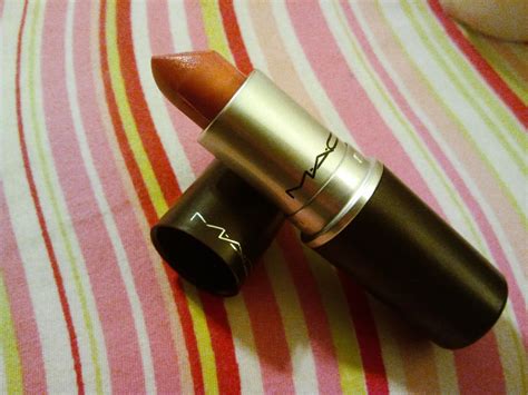 The Make-up Explorer: MAC lipstick in Ramblin' Rose