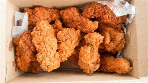 Here's the Secret That Makes KFC's Fried Chicken So Crispy | Kfc fried chicken recipe, Crispy ...