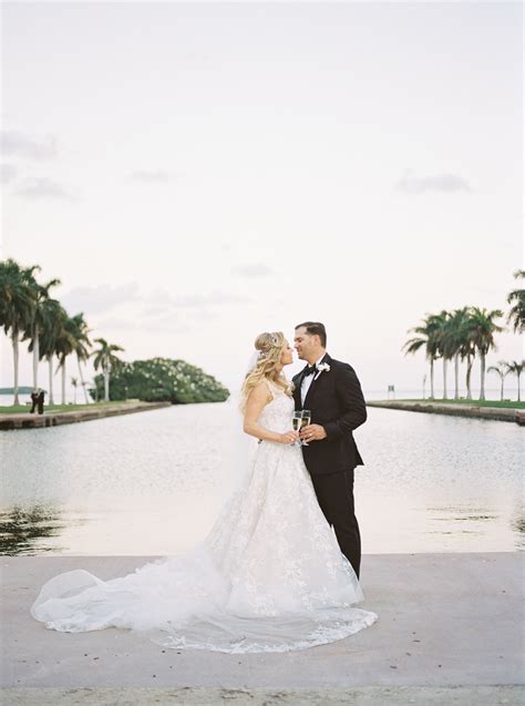 Tropical, elegant wedding at the Deering Estate | Merari Teruel Photography