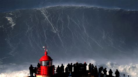 Fünfmal von Monsterwelle überrollt: Brasilianischer Surfer überlebt Alptraum | wetter.de