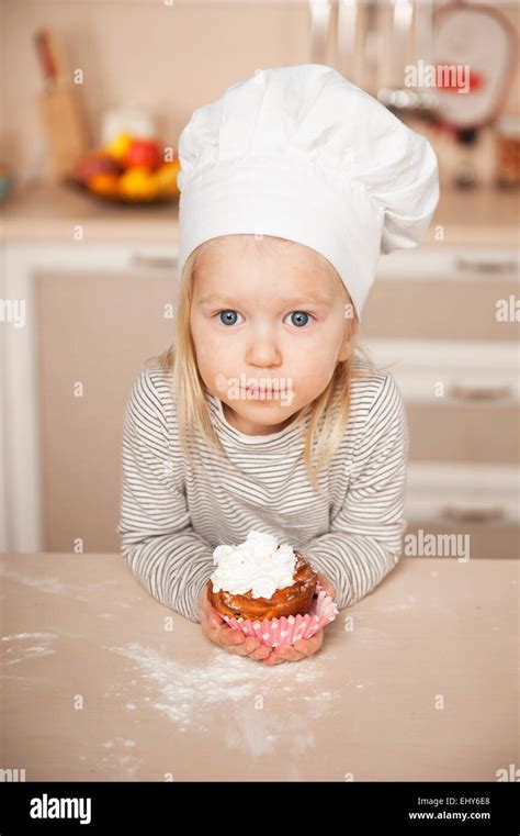 Little girls with camera hi-res stock photography and images - Alamy