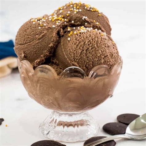 Homemade Chocolate Ice Cream (2 Methods) | Decorated Treats