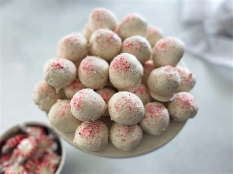 Peppermint Cake Pops | EmilyFabulous