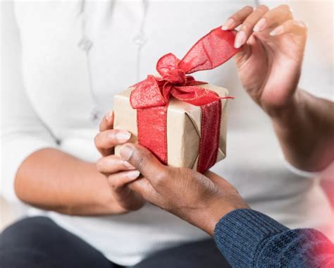 25 Romantic Gift Ideas for Her, From $24 to $2,400 on Amazon - Slap ...