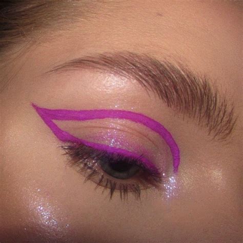 Purple graphic eyeliner | Makeup eyeliner, Going out makeup, Graphic eyeliner