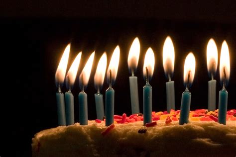 File:Blue candles on birthday cake.jpg - Wikimedia Commons
