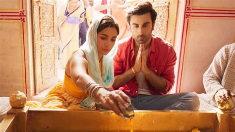 ‘Brahmastra’ stars Alia Bhatt and Ranbir Kapoor call 'Kesariya' their couple song - TrendRadars ...