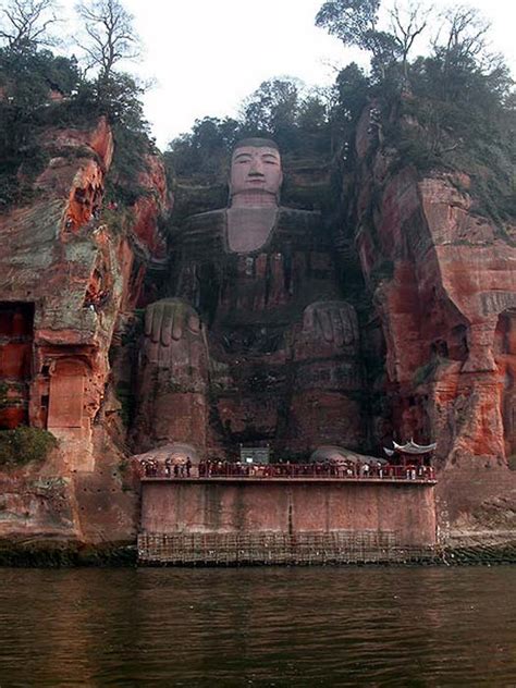 600-Year-Old Buddha Statue Temporarily Emerges from the Waters, Reminding Locals of a Forgotten ...