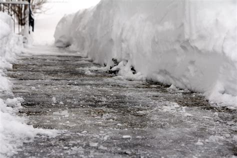 8 Tips For Driving On Icy Roads - Roberts Jones Law