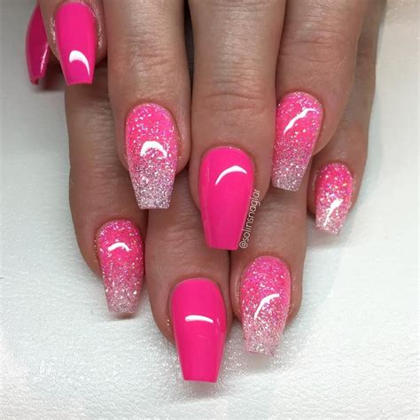 "Neon Pink" med glitterombre i neonrosa och Diamond | Diamond nails, Neon pink nails, Hot pink nails