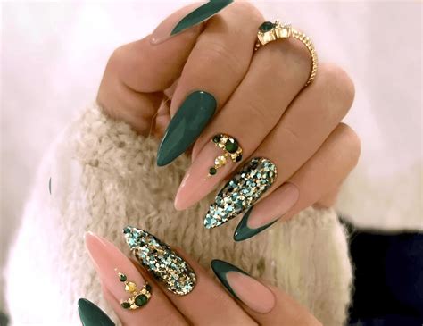 33 Latest Emerald Green and Gold Nail Ideas To Try In 2024!