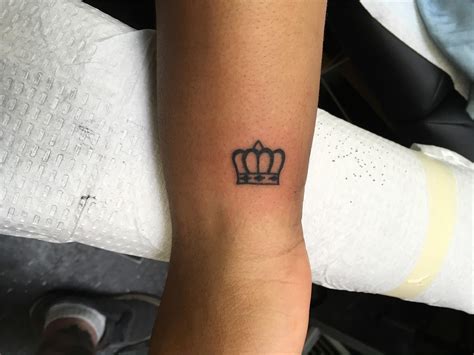 Lovely Simple Graphic Tattoos - We Otomotive Info | Small crown tattoo, Crown tattoo on wrist ...