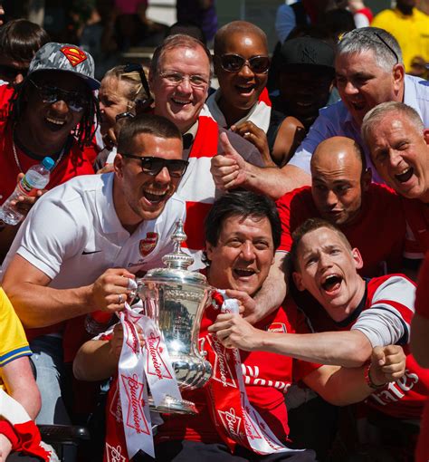 Arsenal Shows Off FA Cup During Winners Parade (PICTURES) | HuffPost UK