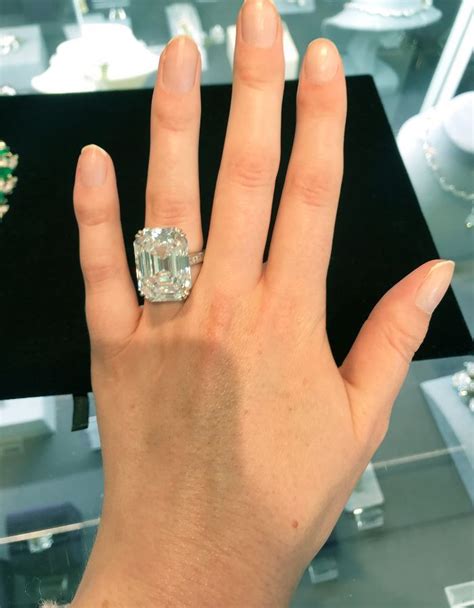 What a 28-Carat, $2 Million Ring Actually Looks Like on a Hand ...