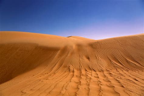 Sand dunes in the Rub' al Khali desert - aka the Empty Quarters - in ...