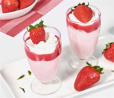 postre cremoso de fresas con chantilly