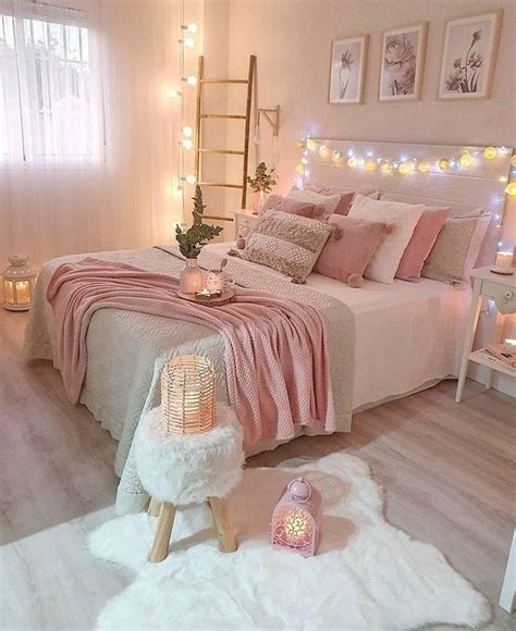 Cozy Aesthetic Pink Bedroom : The alternating light and deep pink wall shades look great with ...