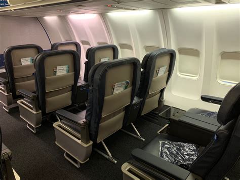 Review: United Airlines 757-300 First Class Honolulu To Los Angeles - Live and Let's Fly