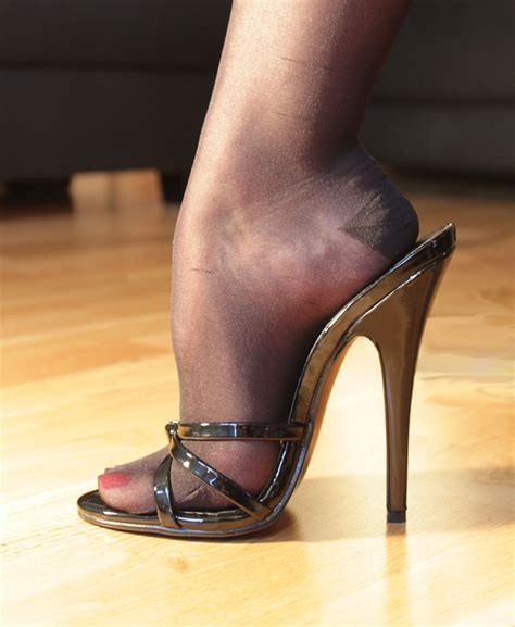 Rauchzarte Nylons im Schattenspiel. | Fashion high heels, Nylons heels ...