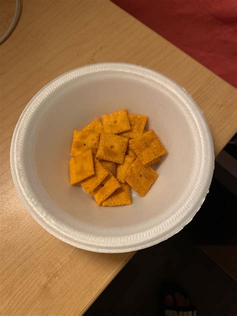 This is what 100 calories of Cheez-Its look like : r/CICO