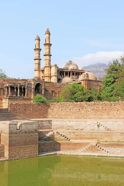 Fort and towers at Pavagadh Archaeological Park World Heritage — Stock ...