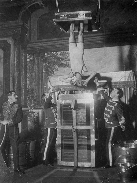 File:Houdini performing Water Torture Cell.jpg - Wikipedia