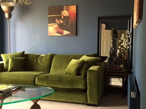 Image result for moss green couch | Woonkamer muren, Interieur, Muurkleuren