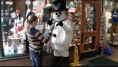 Snowman Scare Prank [VIDEO]