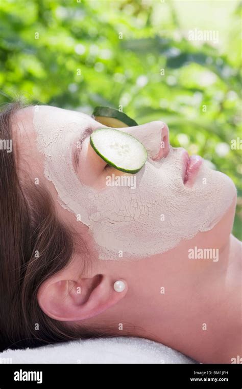 Cucumber slices on a woman's eyes Stock Photo - Alamy