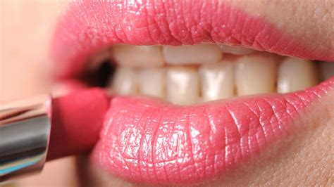 The Lipstick Effect - How Recessions Reveal Female Mating Strategy | HuffPost UK Life
