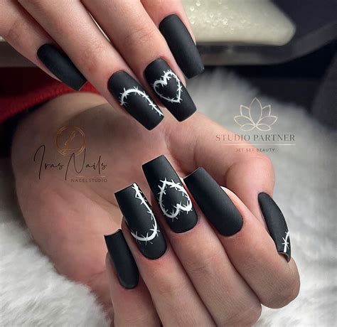 26 Chic Black Matte Nail Designs Are Both Timeless and Trendy