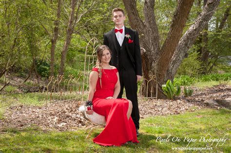 Outdoor Prom Pics of a Lady in Red | pixelsonpaperblog.com