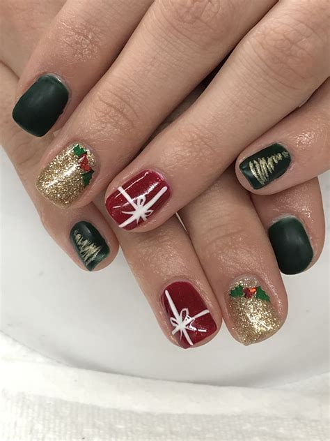 Festive Red And Green Christmas Nail Designs To Show Off This Holiday! | The FSHN