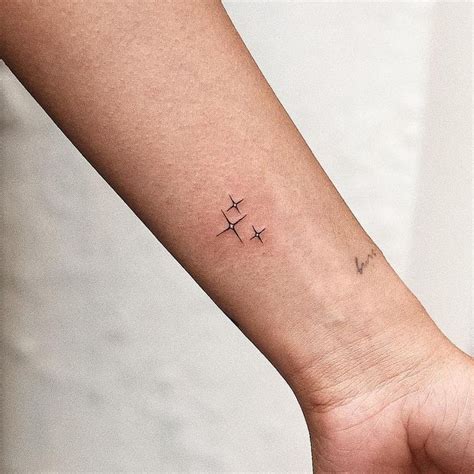 37 Dainty Moon and Stars tattoo 🌙 in 2020 (mit Bildern) | Tattoo sterne ...