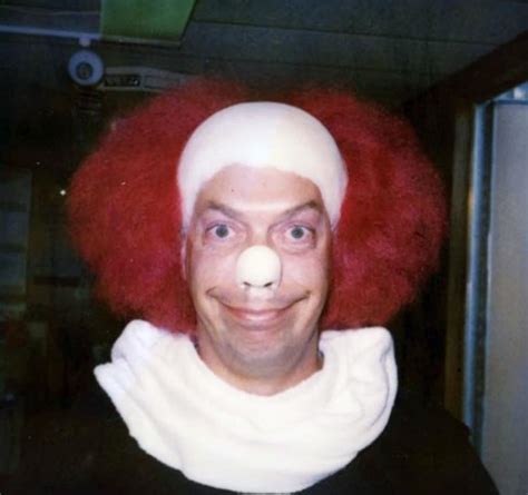 Actor Tim Curry becoming "Pennywise" on the set of Stephen King's 'It, 1990 : r/OldSchoolCool