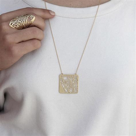 City map jewelry pieces presenting the personalized locations – Vuing.com