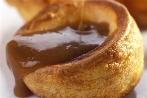 Poudings du Yorkshire avec sauce in 2023 | Yorkshire pudding gravy, Yorkshire pudding recipes ...