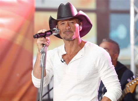 6 Ways Tim McGraw Stays Fit on the Road