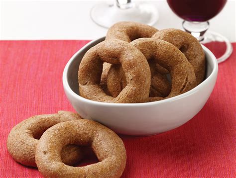 Whole-Wheat Cracker Rings with Black Pepper and Fennel Seeds (Taralli Integrali con Pepe e ...