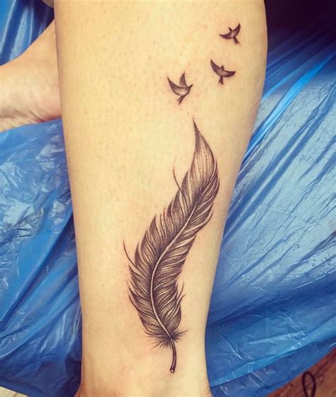 Braclet Tattoo, Quill Tattoo, Feather Tattoo Arm, Feather Tattoo Design, Flower Wrist Tattoos ...