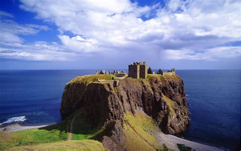 Dunnottar Castle near Stonehaven in Aberdeenshire, Scotland Wallpapers ...