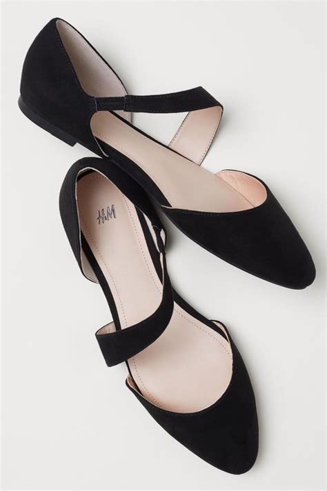 Baleriny z ostrymi czubkami - Czarny - ONA | H&M PL 2 Black Flats Shoes, Fancy Shoes, Black ...